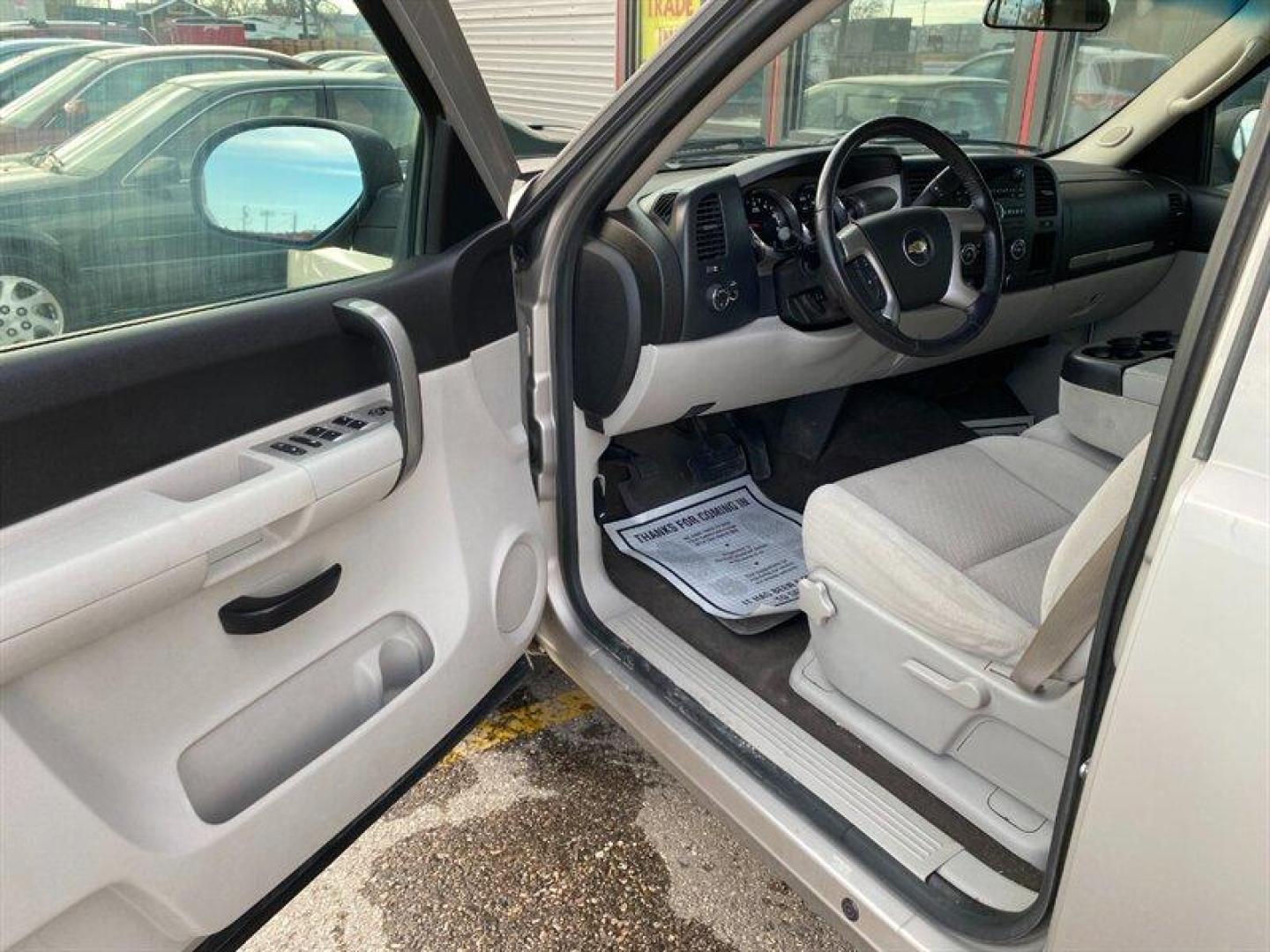 2009 Silver Birch Metallic Chevrolet Silverado 1500 LT (3GCEK23319G) with an Iron Block 5.3L Flex Fuel V8 315hp 338ft. lbs. engine, Automatic transmission, located at 842 E South Street, Powell, WY, 82435, (307) 754-7289, 44.752300, -108.746933 - Photo#4