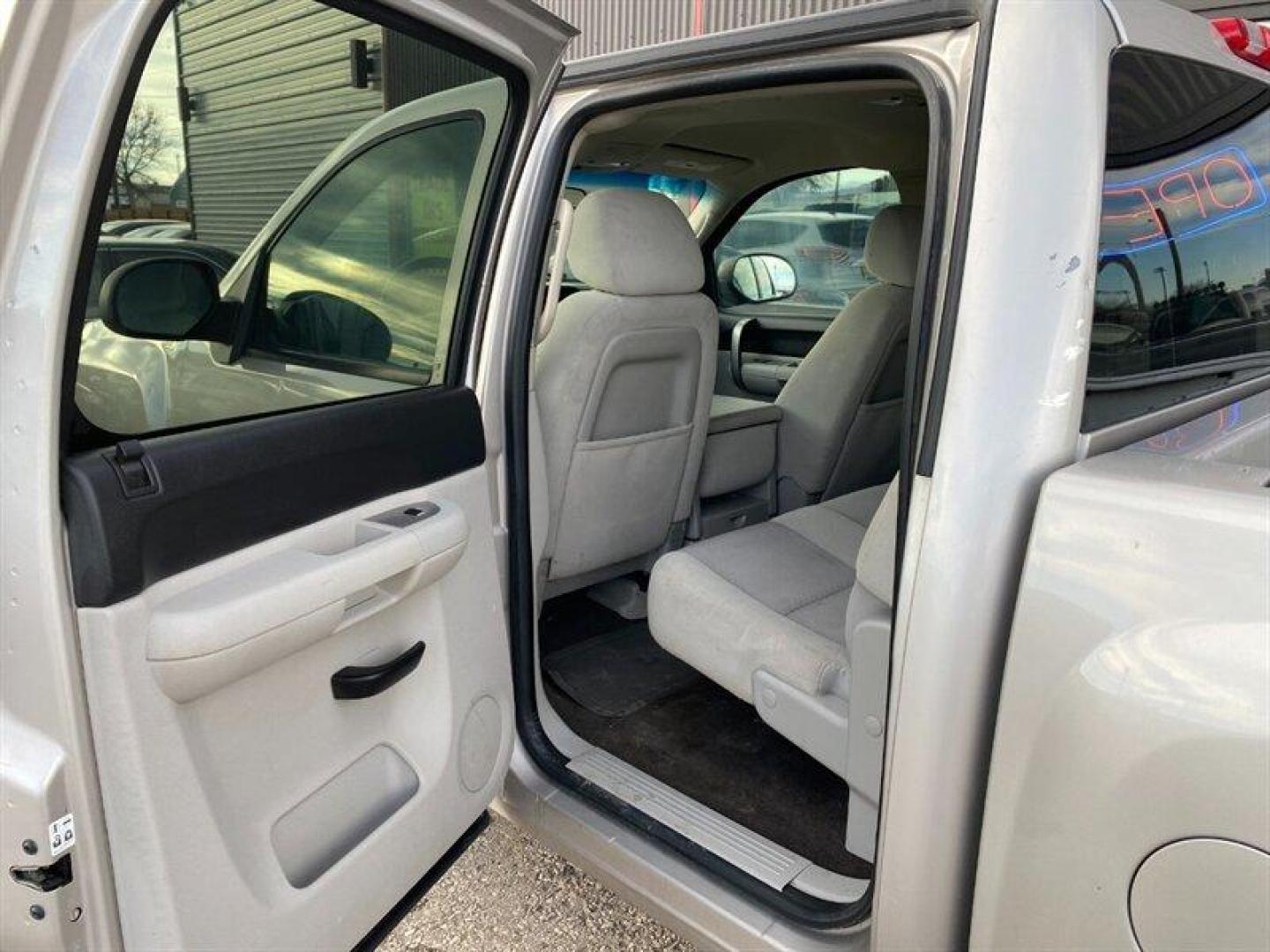 2009 Silver Birch Metallic Chevrolet Silverado 1500 LT (3GCEK23319G) with an Iron Block 5.3L Flex Fuel V8 315hp 338ft. lbs. engine, Automatic transmission, located at 842 E South Street, Powell, WY, 82435, (307) 754-7289, 44.752300, -108.746933 - Photo#9