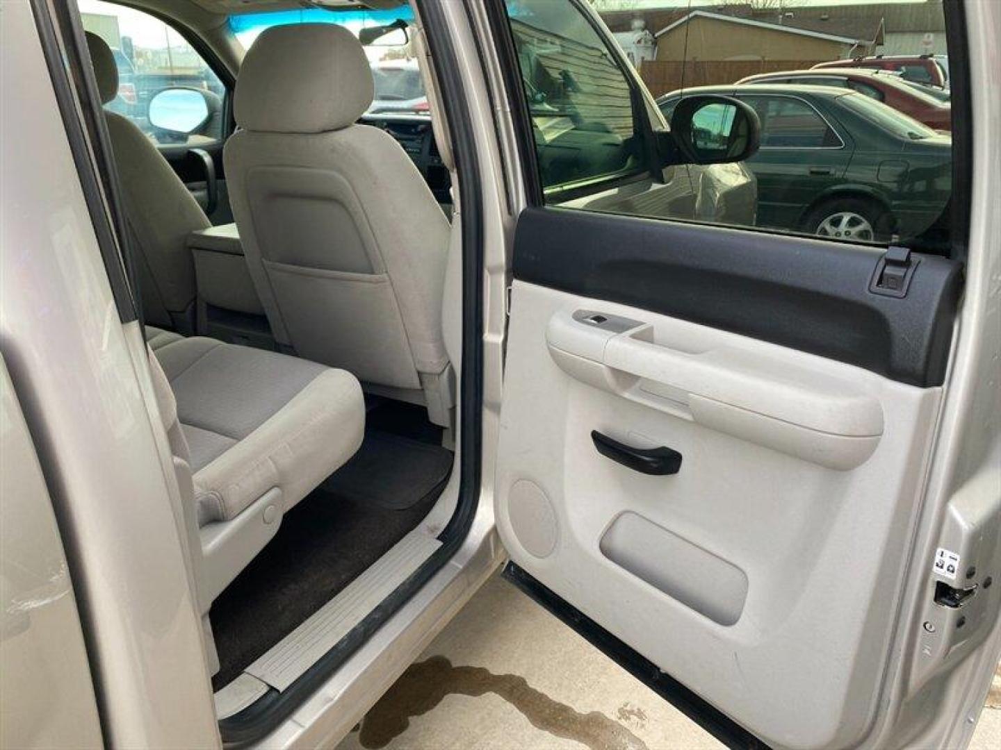 2009 Silver Birch Metallic Chevrolet Silverado 1500 LT (3GCEK23319G) with an Iron Block 5.3L Flex Fuel V8 315hp 338ft. lbs. engine, Automatic transmission, located at 842 E South Street, Powell, WY, 82435, (307) 754-7289, 44.752300, -108.746933 - Photo#13