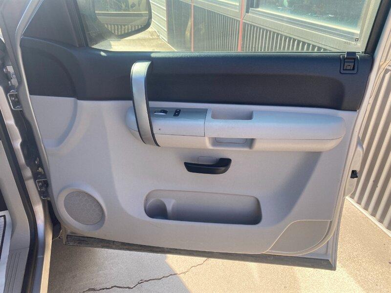 2009 Silver Chevrolet Silverado 1500 LT (3GCEK23319G) with an Vortec Aluminum Block 5.3L Flex Fuel V8 315hp 338f engine, 6-Speed Shiftable Au transmission, located at 842 E South Street, Powell, WY, 82435, (307) 754-7289, 44.752300, -108.746933- Photo#15