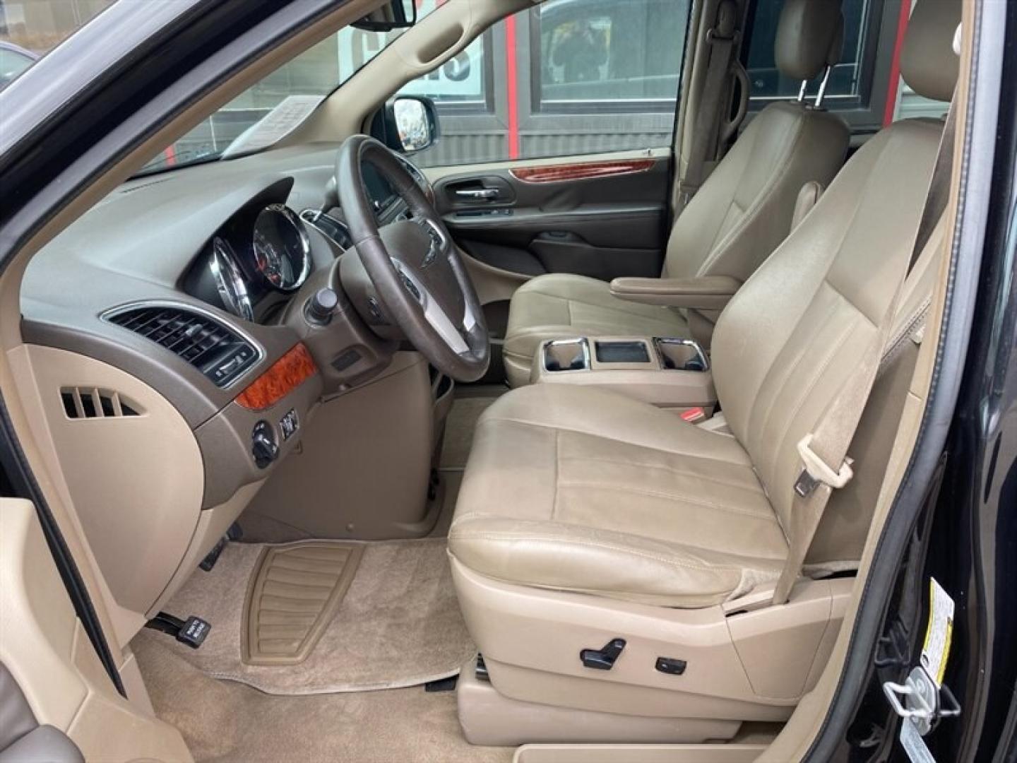 2016 Black Chrysler Town and Country Touring (2C4RC1BG5GR) with an Pentastar 3.6L Flex Fuel V6 283hp 260ft. lbs. engine, 6-Speed Shiftable Au transmission, located at 842 E South Street, Powell, WY, 82435, (307) 754-7289, 44.752300, -108.746933 - Photo#5