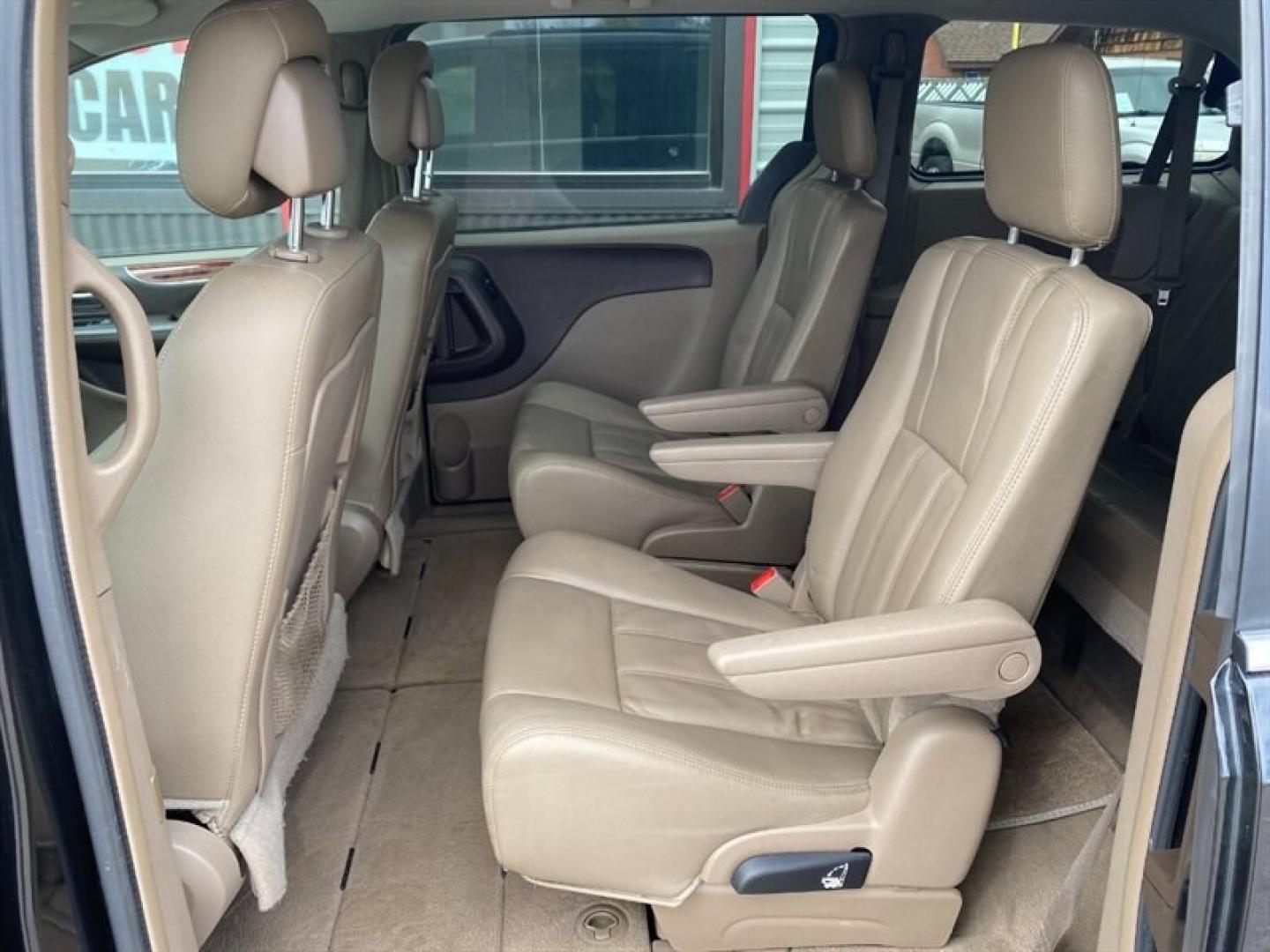 2016 Black Chrysler Town and Country Touring (2C4RC1BG5GR) with an Pentastar 3.6L Flex Fuel V6 283hp 260ft. lbs. engine, 6-Speed Shiftable Au transmission, located at 842 E South Street, Powell, WY, 82435, (307) 754-7289, 44.752300, -108.746933 - Photo#8