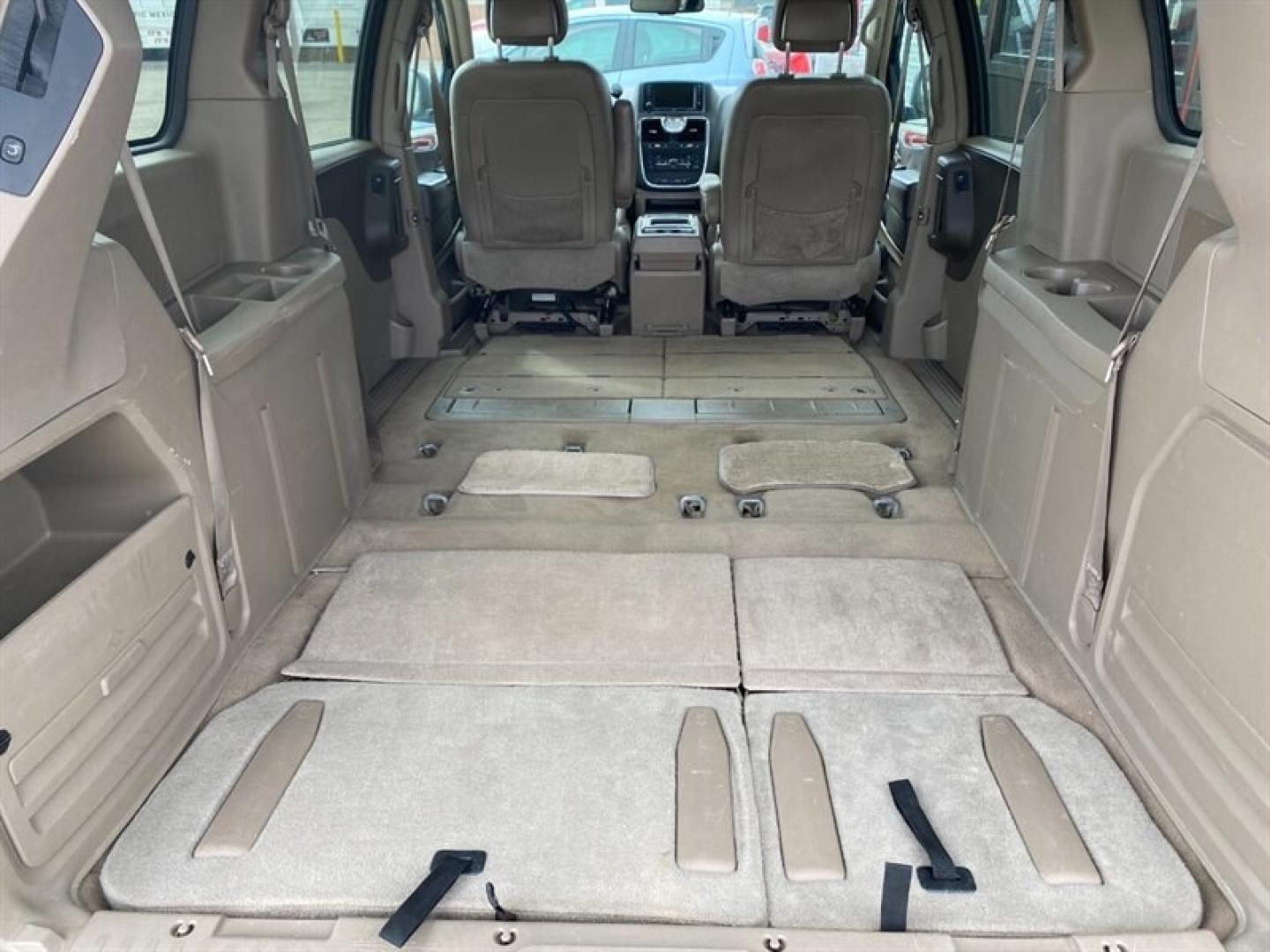 2016 Black Chrysler Town and Country Touring (2C4RC1BG5GR) with an Pentastar 3.6L Flex Fuel V6 283hp 260ft. lbs. engine, 6-Speed Shiftable Au transmission, located at 842 E South Street, Powell, WY, 82435, (307) 754-7289, 44.752300, -108.746933 - Photo#11