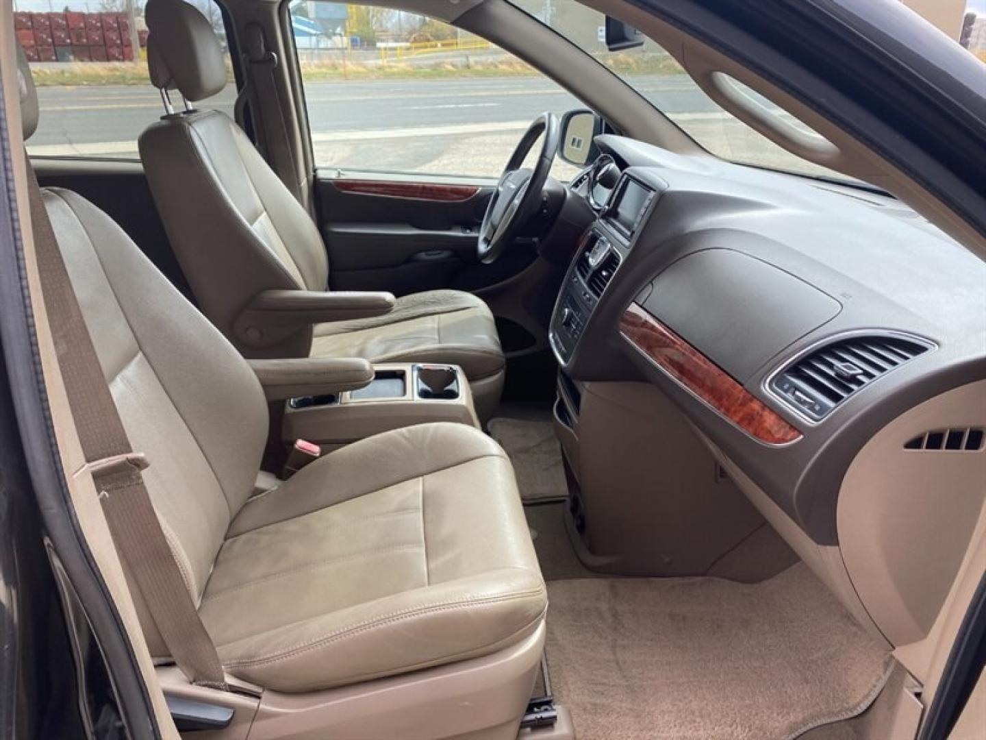 2016 Black Chrysler Town and Country Touring (2C4RC1BG5GR) with an Pentastar 3.6L Flex Fuel V6 283hp 260ft. lbs. engine, 6-Speed Shiftable Au transmission, located at 842 E South Street, Powell, WY, 82435, (307) 754-7289, 44.752300, -108.746933 - Photo#16