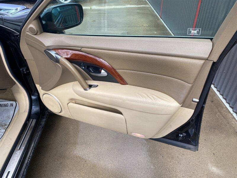 2007 Nighthawk Black Pearl Acura RL SH-AWD w/Tech (JH4KB16687C) with an 3.5L V6 290hp 256ft. lbs. engine, Automatic transmission, located at 842 E South Street, Powell, WY, 82435, (307) 754-7289, 44.752300, -108.746933- Photo#16