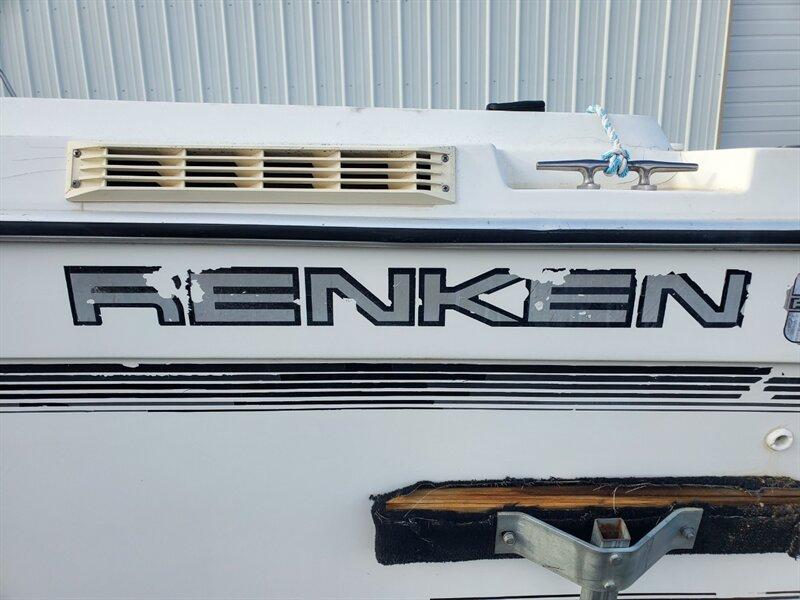1990 White RENKEN 2286 22' (RBMLG092B09) with an 5.7L engine, I/O transmission, located at 842 E South Street, Powell, WY, 82435, (307) 754-7289, 44.752300, -108.746933- Photo#4