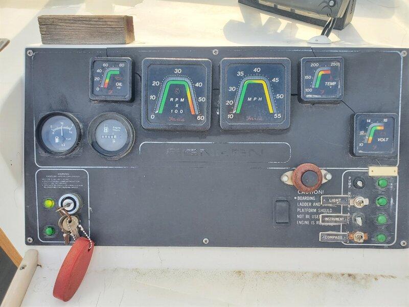 1990 White RENKEN 2286 22' (RBMLG092B09) with an 5.7L engine, I/O transmission, located at 842 E South Street, Powell, WY, 82435, (307) 754-7289, 44.752300, -108.746933- Photo#9