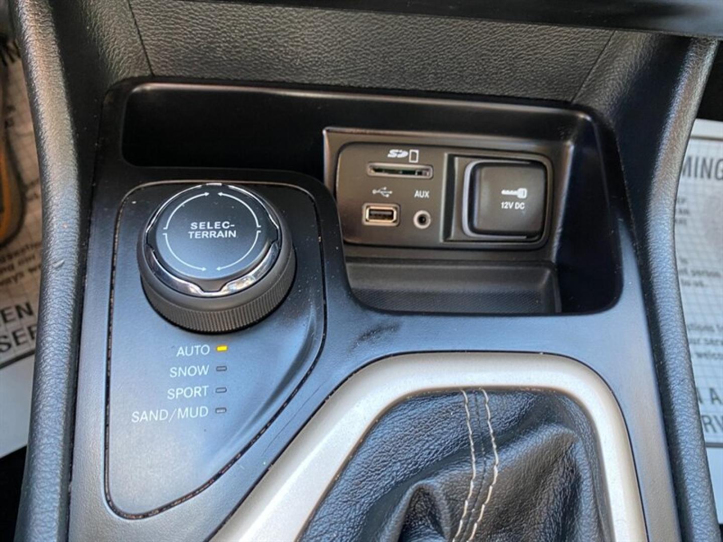 2015 Billet Silver Metallic Clear Coat Jeep Cherokee Latitude (1C4PJMCB4FW) with an 2.4L I4 180hp 171ft. lbs. engine, 9-Speed Shiftable Au transmission, located at 842 E South Street, Powell, WY, 82435, (307) 754-7289, 44.752300, -108.746933- Photo#7