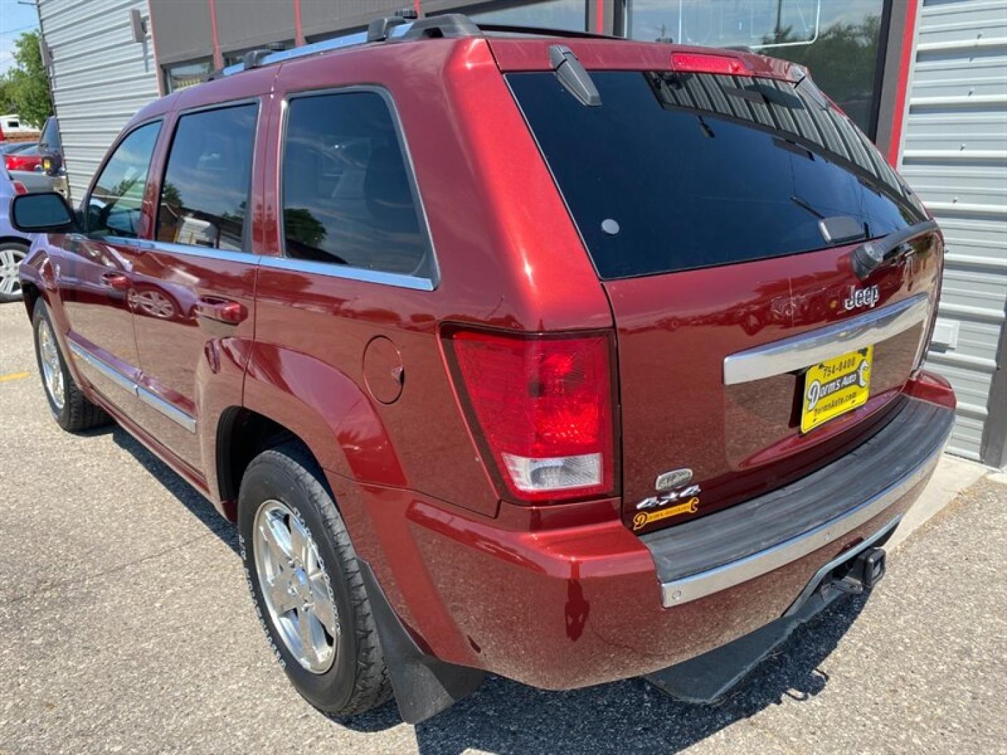 2007 White Jeep Grand Cherokee Overland (1J8HR682X7C) with an HEMI 5.7L V8 330hp 375ft. lbs. engine, Automatic transmission, located at 842 E South Street, Powell, WY, 82435, (307) 754-7289, 44.752300, -108.746933- Photo#3