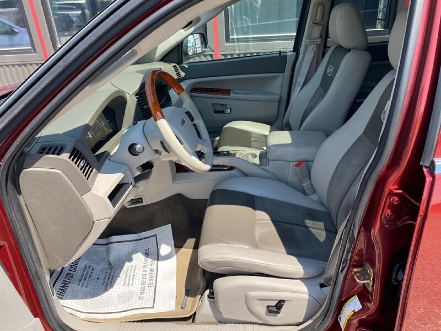 2007 White Jeep Grand Cherokee Overland (1J8HR682X7C) with an HEMI 5.7L V8 330hp 375ft. lbs. engine, Automatic transmission, located at 842 E South Street, Powell, WY, 82435, (307) 754-7289, 44.752300, -108.746933- Photo#5