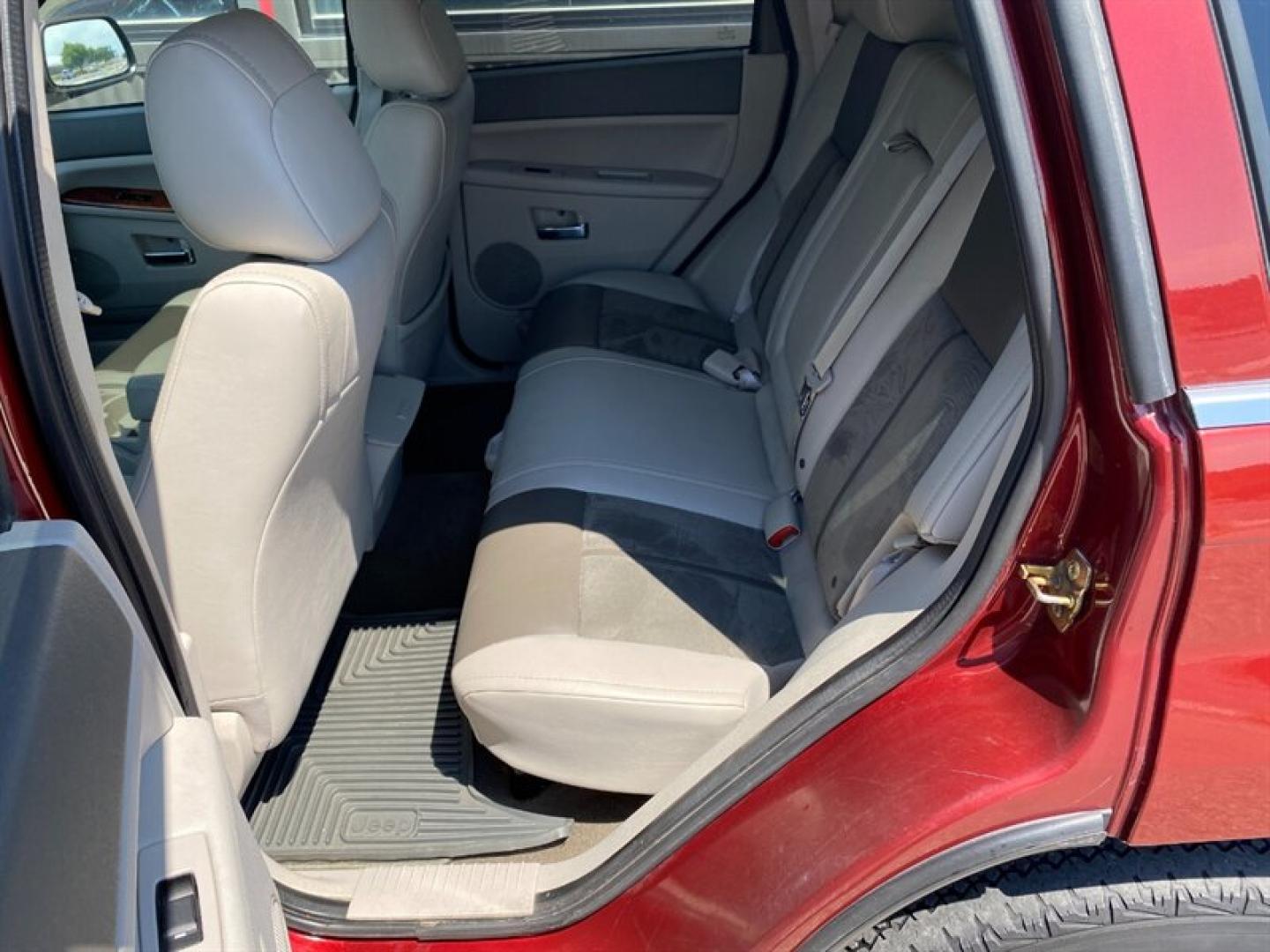 2007 White Jeep Grand Cherokee Overland (1J8HR682X7C) with an HEMI 5.7L V8 330hp 375ft. lbs. engine, Automatic transmission, located at 842 E South Street, Powell, WY, 82435, (307) 754-7289, 44.752300, -108.746933- Photo#9