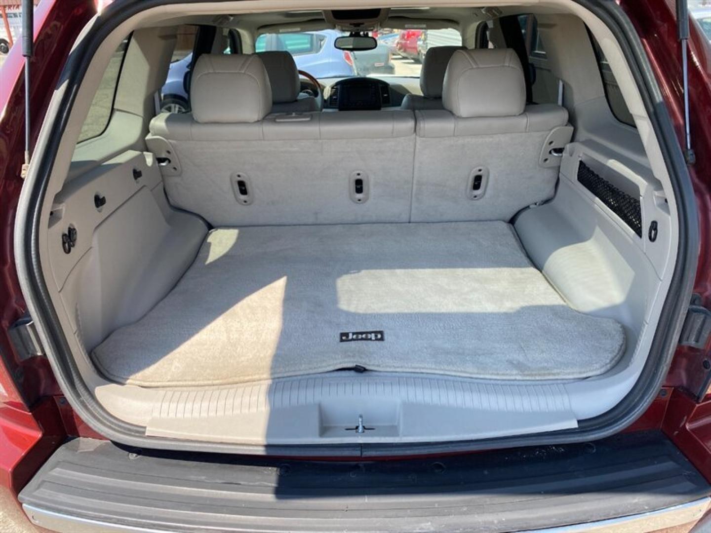 2007 White Jeep Grand Cherokee Overland (1J8HR682X7C) with an HEMI 5.7L V8 330hp 375ft. lbs. engine, Automatic transmission, located at 842 E South Street, Powell, WY, 82435, (307) 754-7289, 44.752300, -108.746933- Photo#10