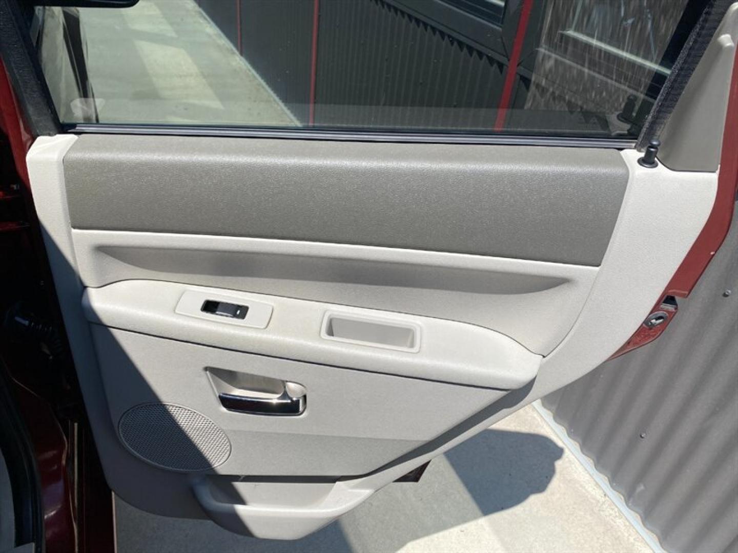2007 White Jeep Grand Cherokee Overland (1J8HR682X7C) with an HEMI 5.7L V8 330hp 375ft. lbs. engine, Automatic transmission, located at 842 E South Street, Powell, WY, 82435, (307) 754-7289, 44.752300, -108.746933- Photo#12