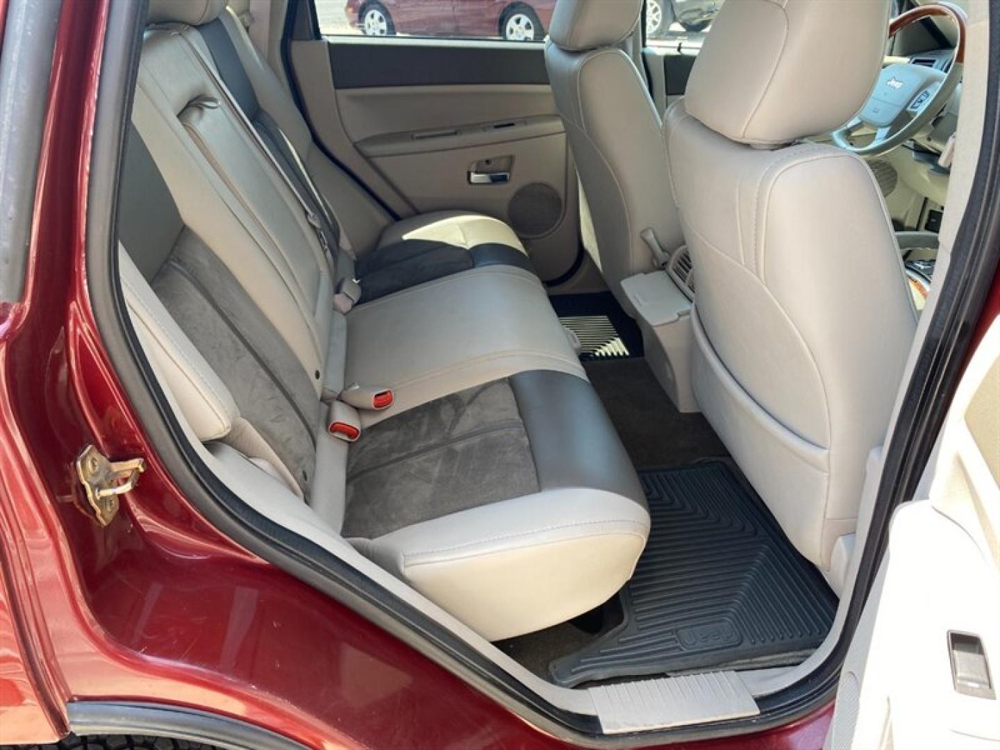 2007 White Jeep Grand Cherokee Overland (1J8HR682X7C) with an HEMI 5.7L V8 330hp 375ft. lbs. engine, Automatic transmission, located at 842 E South Street, Powell, WY, 82435, (307) 754-7289, 44.752300, -108.746933- Photo#13