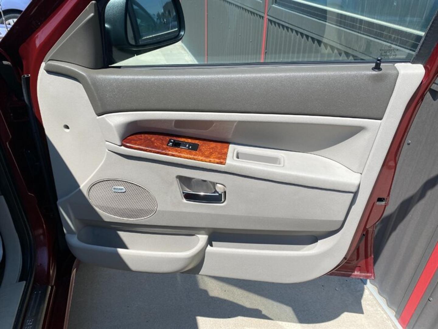 2007 White Jeep Grand Cherokee Overland (1J8HR682X7C) with an HEMI 5.7L V8 330hp 375ft. lbs. engine, Automatic transmission, located at 842 E South Street, Powell, WY, 82435, (307) 754-7289, 44.752300, -108.746933- Photo#14