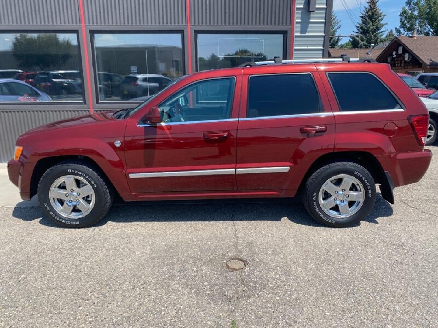 2007 White Jeep Grand Cherokee Overland (1J8HR682X7C) with an HEMI 5.7L V8 330hp 375ft. lbs. engine, Automatic transmission, located at 842 E South Street, Powell, WY, 82435, (307) 754-7289, 44.752300, -108.746933- Photo#19