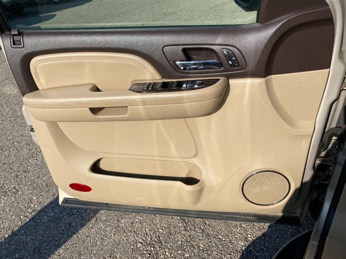 2008 Tan GMC Yukon Denali (1GKFK66848J) with an Vortec 6.2L V8 380hp 417ft. lbs. engine, Automatic transmission, located at 842 E South Street, Powell, WY, 82435, (307) 754-7289, 44.752300, -108.746933- Photo#4